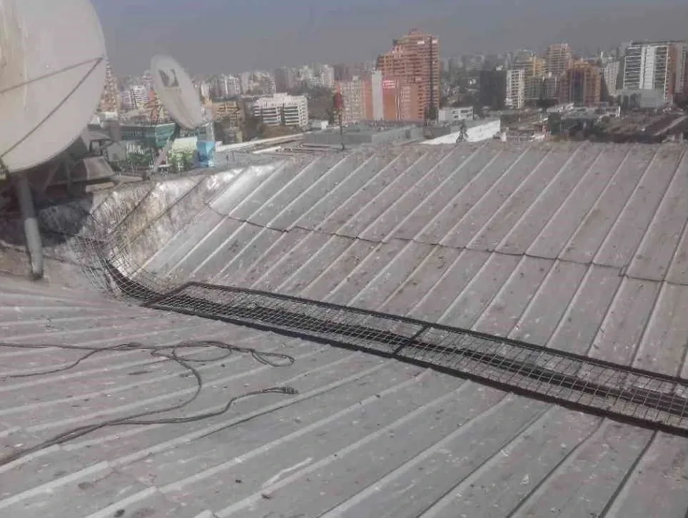 Instalación de pinchos antipalomas y protección de canaleta realizada por VLAG Chile