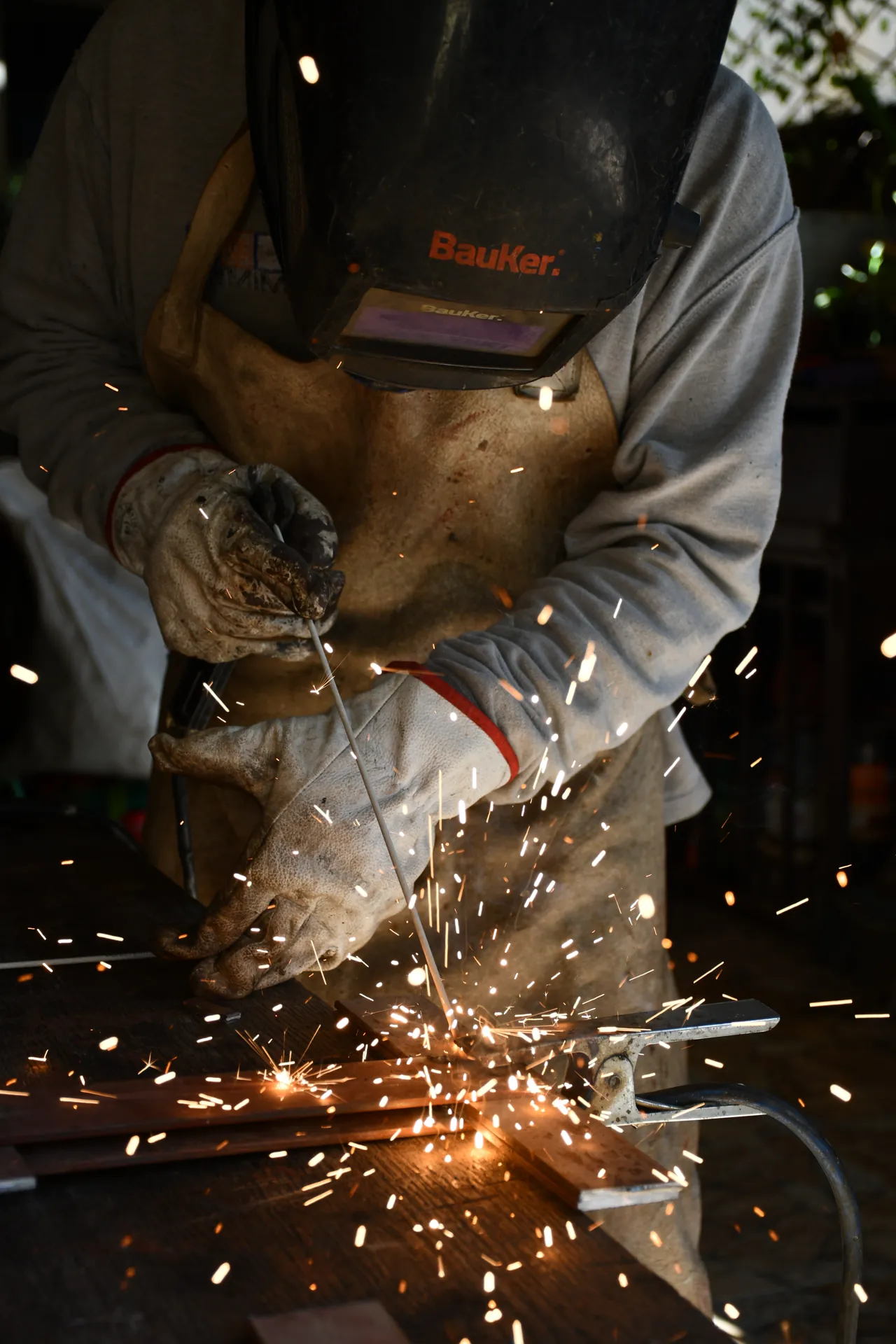 Técnicos especializados en soldadura y reparaciones metálicas