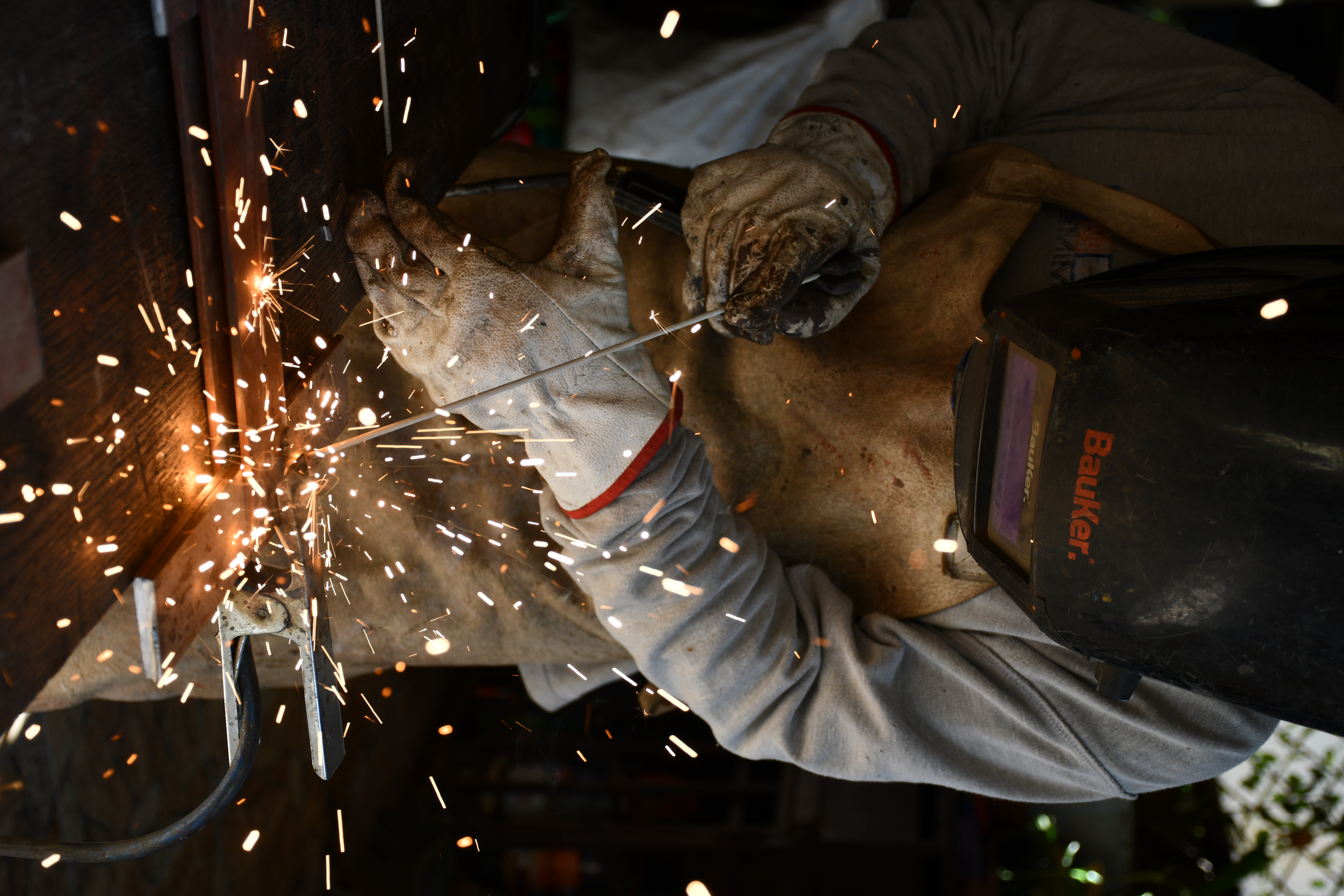 Técnicos especializados en soldadura y reparaciones metálicas